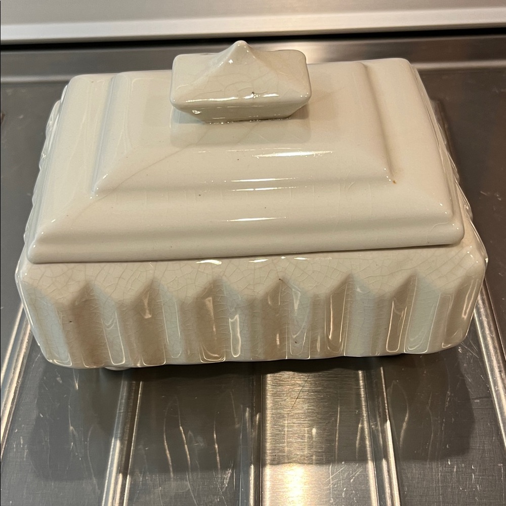 Elegant white/Cream porcelain Box